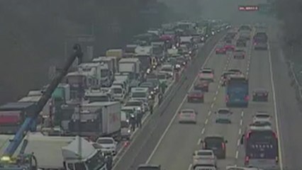 '사고' 서해안고속도로에 갇힌 수험생...경찰 "지그재그 운전하며 긴급 이송" / YTN