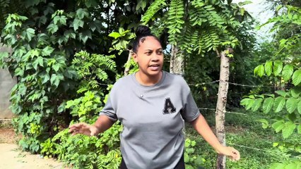 Mujer le lleva su hij0 al vecino para ella dormir