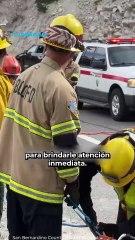Mujer cae en barranco, sobrevive y rescatistas la izan en camilla