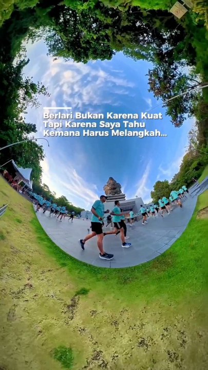 Berlari bukan soal cepat atau lambat, tapi tahu arah tujuan itu yang penting. 🗺️ Setiap langkah adalah bagian dari perjalanan seru ini. 🏞️ Apa yang bikin kamu terus bergerak maju? Yuk, ceritain di komen! 👇✨ Semangat! 💪 Lari terus! 🤩