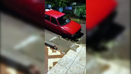 Carro cai em cratera aberta após obra inacabada no Santa Felicidade