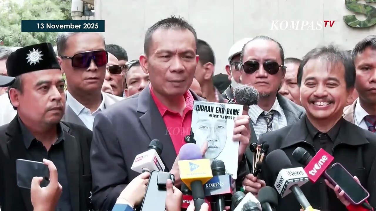 Rismon Sianipar Bagi Buku Gibran End Game Gratis Setiba di Polda: Wapres Tidak Lulus SMA!