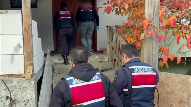 Evini uyuşturucu fabrikasına dönüştürmüş