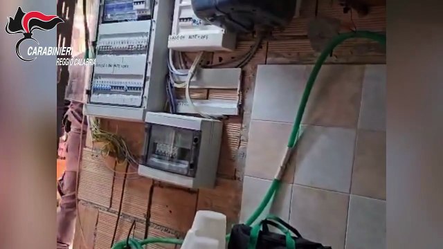 Un bunker con piantagione di marijuana sotterranea a Platì. Lo gestivano padre e figlio