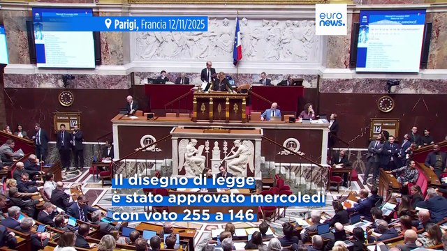 Francia, i deputati approvano la sospensione della riforma delle pensioni