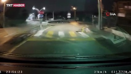 Başıboş köpeklerin kovaladığı genci korna sesiyle kurtardı