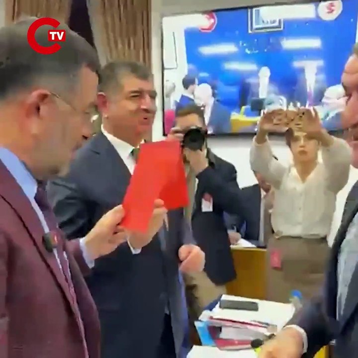 Gençlik ve Spor Bakanlığı Plan ve Bütçe Komisyonu toplantısında CHP’li vekiller, Bakan Osman Aşkın Bak’a "kırmızı kart" gösterdi