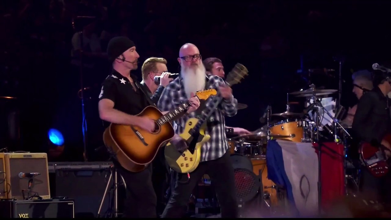 Eagles of Death Metal et U2 sur scène à Bercy