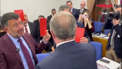 Meclis’te gülümseten anlar! CHP kırmızı kart gösterdi, Bakan Bak’tan anında cevap geldi