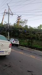 Motorista perde controle da direção, bate em poste e provoca queda de energia em São Rafael