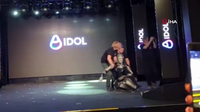 Rusya'nın ilk yapay zekalı insansı robotu, tanıtım sırasında bayıldı