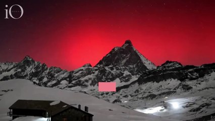 L'aurora boreale tinge i cieli in Italia: lo spettacolo mozzafiato sopra il Cervino