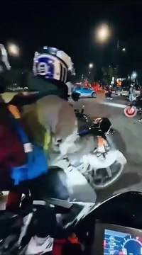 Brutal video: un conductor atropelló a motociclistas, intentó escapar y fue asesinado a golpes