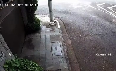 Mulher derruba portão de motel, foge sem pagar e é presa após perseguição