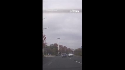 Une voiture fait une violente sortie de route