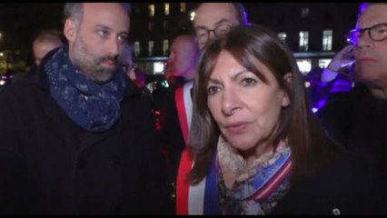 Dieci anni dall'incubo Bataclan, candele a Parigi in ricordo