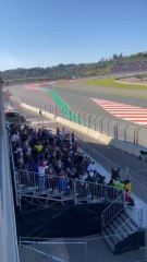 🔥 Dernier round de la saison MotoGP à Valence !Le circuit Ricardo Tormo accueille le finale 2025, avec une ambiance de feu 🔥 et des tribunes pleines à craquer 🇪🇸