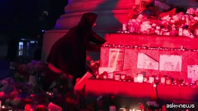 Dieci anni dall'incubo Bataclan, candele a Parigi in ricordo