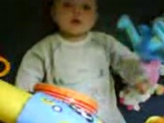 Inahi joue de la batterie