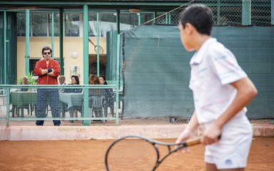Favino è Il Maestro, al cinema: «Tifo Sinner ma amo quelli come Vilas e McEnroe»