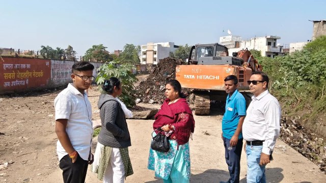 पक्के नाले की खाली जमीन को पूरकर बना लिए रास्ते, बना लीं झुग्गियां