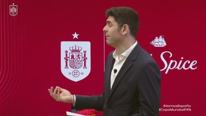 Cientos de Gifs en camino con la reacción de Marcos Llorente a la camiseta de España