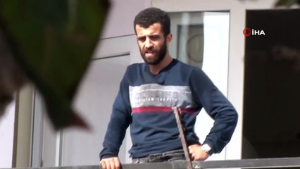 Evi yakmaya çalıştı, eşyaları sokağa fırlattı, çıkışta akraba dayağı yedi