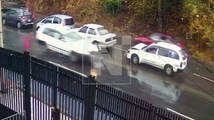 ¡Caos en la Av. Rubén Darío! Cuatro vehículos chocan en cadena bajo la lluvia