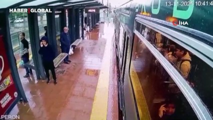 Gaziantep'te tramvaya yıldırım isabet etme anı kamerada