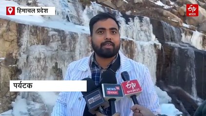 माइनस तापमान में भी कम नहीं हो रहा सैलानियों का जोश, भारी बर्फबारी के बीच जमकर कर रहे मस्ती