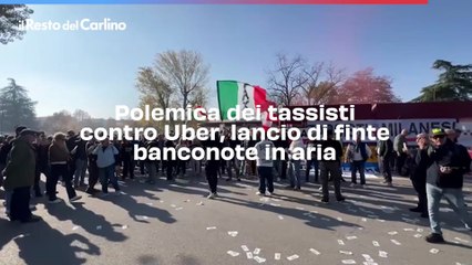 Polemica dei tassisti contro Uber, lancio di finte banconote in aria: il video