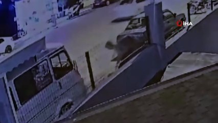 Alanya'da kaldırımdan geçen kadına yumruk ve bıçaklı saldırı güvenlik kamerasında