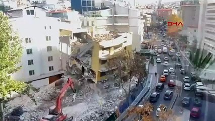 Kontrollü yıkım kontrolden çıktı: 4 katlı bina çöktü!