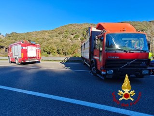 Tragedia sulla SS128 bis, a Pattada: camionista travolto dal proprio mezzo muore sul colpo