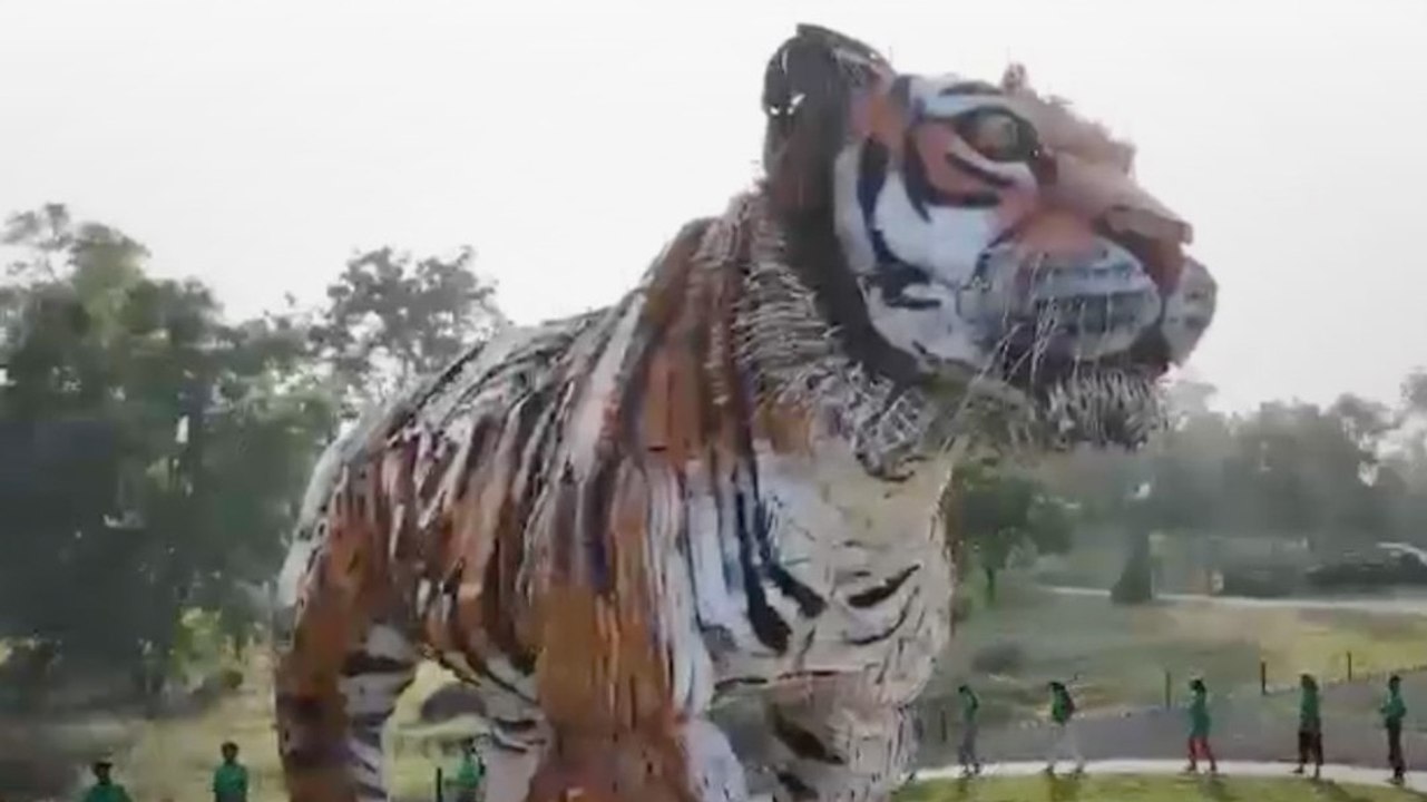 10 टन कबाड़ से बना बाघ का स्टैच्यू
