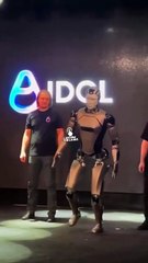 Rusya’nın yapay zekalı robotu tanıtımda yere kapaklandı! Sosyal medyada alay konusu oldu