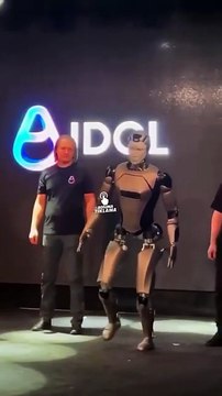 Rusya’nın yapay zekalı robotu tanıtımda yere kapaklandı! Sosyal medyada alay konusu oldu