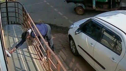 अखबार चुराने कार से आया शख्स