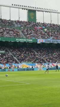 Leo Messi desata la locura absoluta en el Martínez Valero