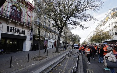 Dieci anni dall'incubo Bataclan: a Parigi, i fiori, le candele, le parole del ricordo