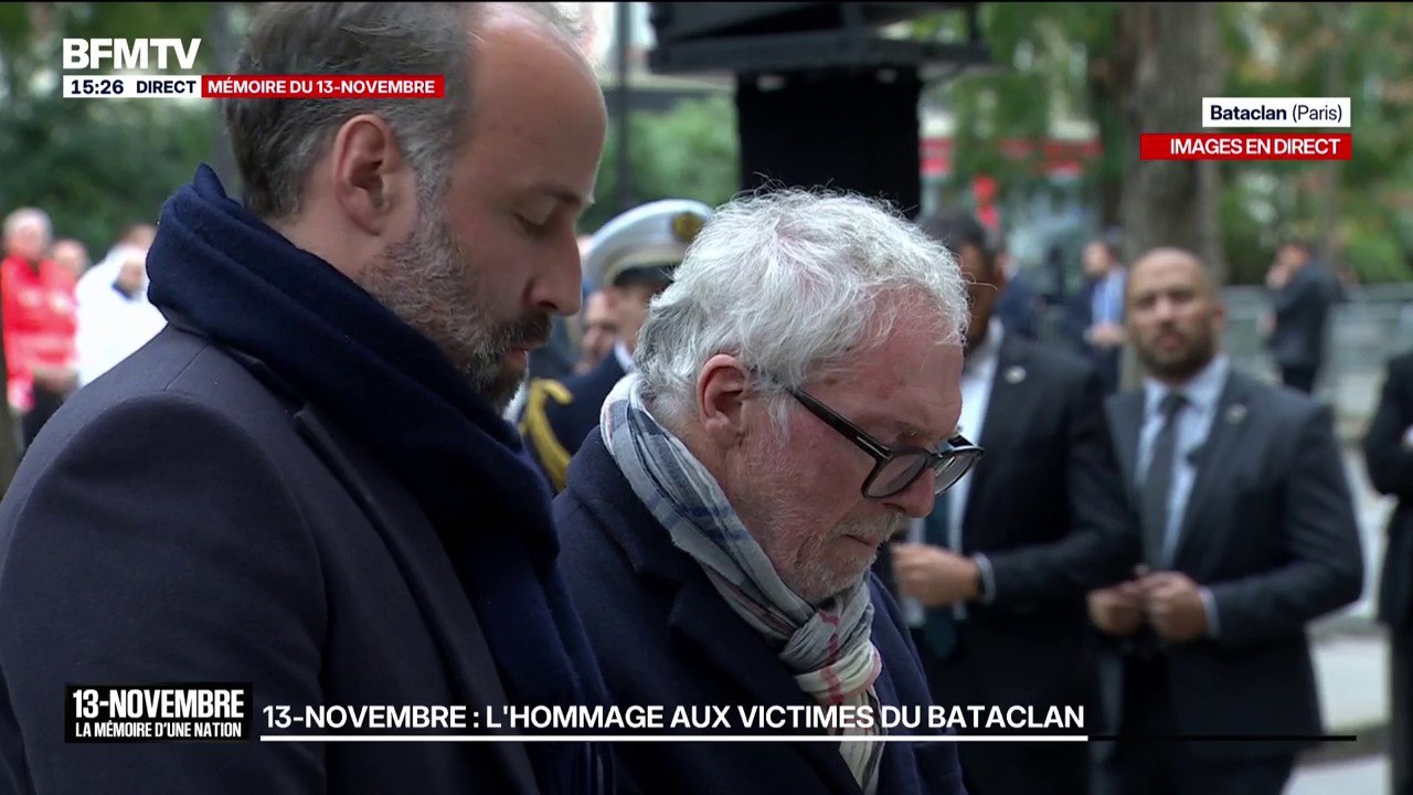 Commémorations du 13-Novembre: Les présidents des associations "13 one 15 fraternité et vérité" et "Life For Paris 13 novembre 2015" déposent une gerbe de fleurs à l'entrée du Bataclan
