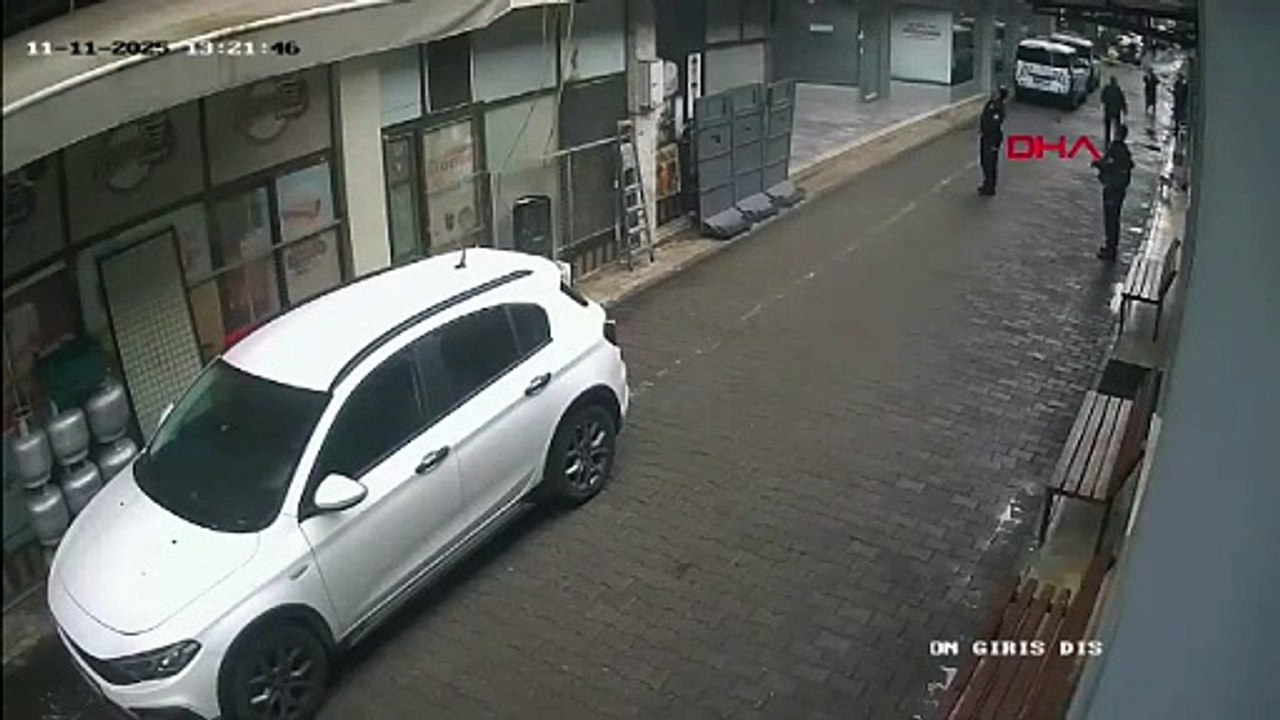 2'nci kattan düşen kediyi polis kurtardı; o anlar kamerada