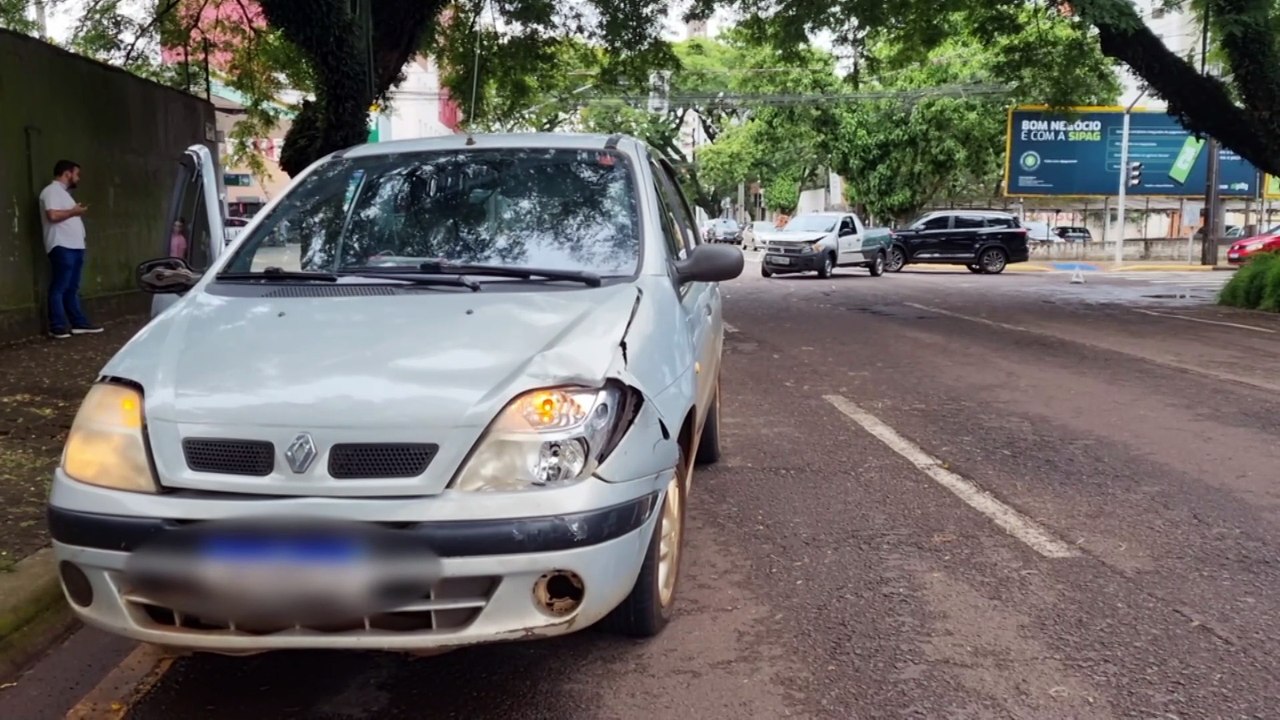 Acidente entre dois veículos é registrado em cruzamento sinalizado na Rua Paraná