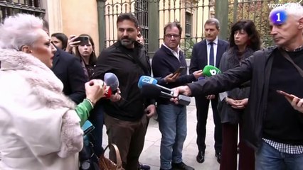 Una mujer increpa a Redondo por el caos de las pulseras antimaltrato