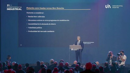 Caputo fue a la UIA y volvió a defender las bandas para el dólar