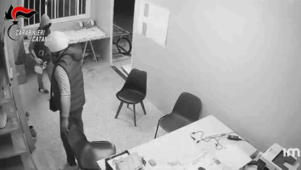 Catania: raid e furto al cimitero di Aci Catena, Carabinieri identificano autori