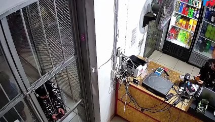 VIDEO: Una madre con su bebé es atacada por un ladrón en pleno kiosco