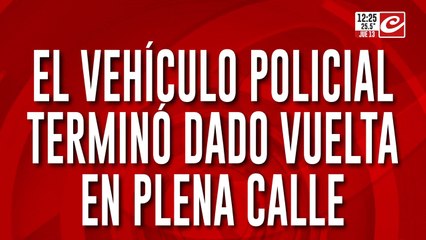 Impresionante choque entre dos camionetas policiales y un camión