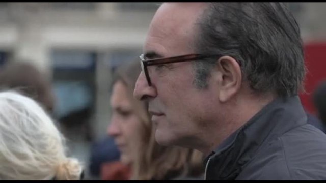 Bataclan, compare premio Oscar Dujardin a commemorazione vittime