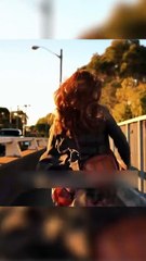 بنت غريبه كل يوم قبل غروب الشمس تروح بيتها وتقفل كل حاجه فيه